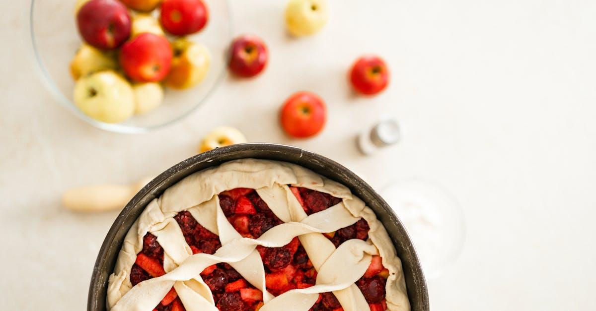 découvrez notre délicieuse recette de tarte aux noix de pécan crues, un dessert savoureux et sain qui marie parfaitement la douceur des noix de pécan et une croûte légère. idéal pour les amateurs de desserts gourmands et naturels !