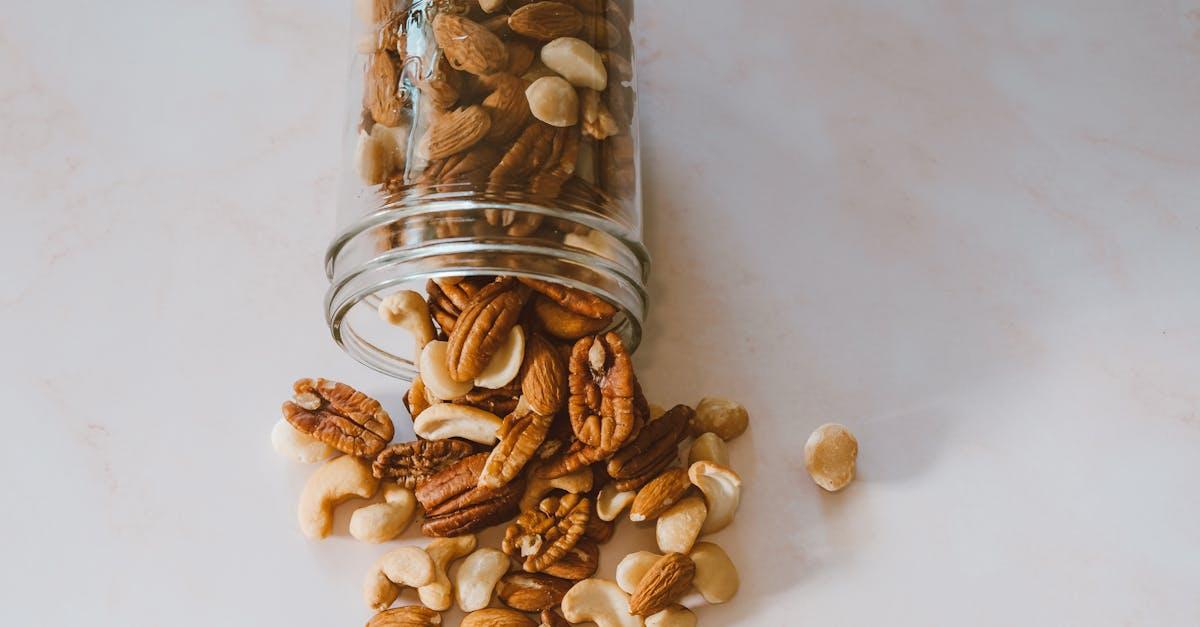 découvrez notre délicieuse recette de tarte aux pacanes crue, une gourmandise saine et savoureuse, préparée avec des ingrédients naturels et riches en nutriments. parfaite pour les amateurs de desserts équilibrés, cette tarte vous séduira par sa texture fondante et son goût authentique.