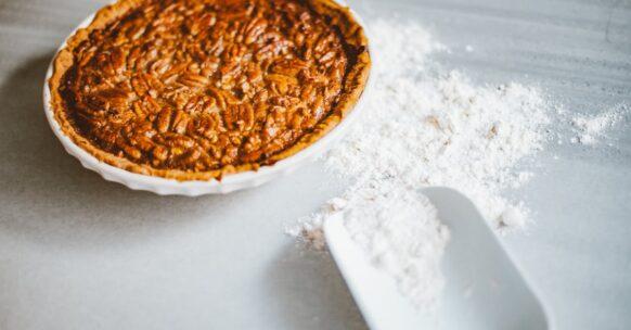 découvrez notre délicieuse recette de tarte aux noix de pécan crues, une alternative saine et gourmande aux desserts traditionnels. préparez cette douceur onctueuse et savoureuse, parfaite pour impressionner vos invités ou pour satisfaire vos envies sucrées tout en restant dans un mode de vie équilibré.