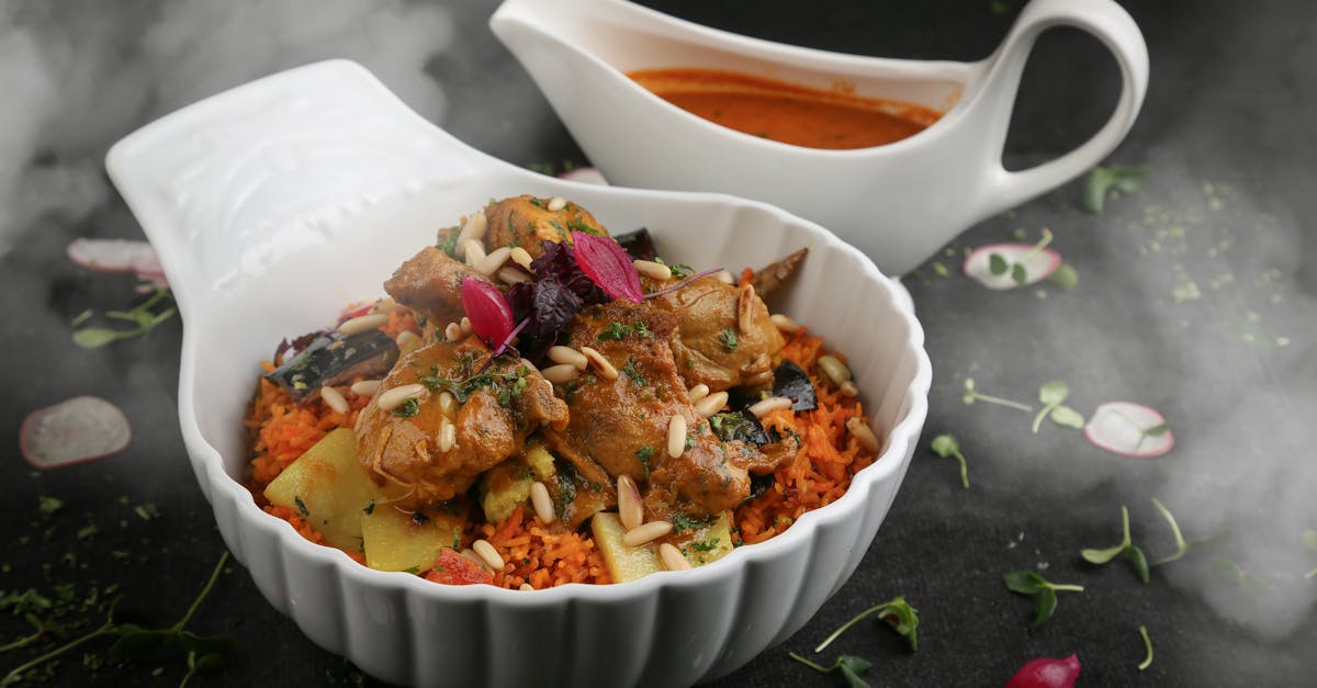 savourez notre recette de poulet au safran, une délicieuse combinaison de tendres morceaux de poulet marinés et de safran parfumé, le tout mijoté dans une sauce crémeuse. un plat aussi beau que bon, idéal pour impressionner vos invités.
