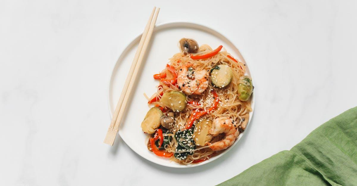 découvrez une délicieuse recette de nouilles sautées aux crevettes, alliant saveurs exquises et textures croquantes. parfait pour un repas rapide et savoureux, ce plat chaleureux séduira vos papilles avec ses ingrédients frais et son assaisonnement parfait.
