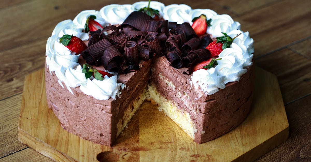 découvrez notre délicieuse recette de gâteau aux fraises en couches, une douce harmonie de génoise légère et de crème onctueuse, sublimée par des fraises fraîches. parfait pour toutes vos occasions spéciales ou simplement pour vous faire plaisir!