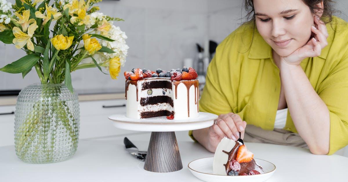 découvrez notre délicieux gâteau à étages à la fraise, un dessert irrésistible alliant douceur et fraîcheur. parfait pour célébrer vos occasions spéciales ou simplement pour se faire plaisir, ce gâteau est nappé d'une crème onctueuse et garni de fraises juteuses. éveillez vos sens avec cette recette gourmande et colorée!
