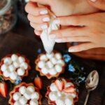 découvrez la douceur irrésistible des guimauves à la fraise, un délice sucré qui ravira vos papilles. parfaites pour les fêtes, les pique-niques ou simplement pour se faire plaisir, ces friandises moelleuses allient la saveur fruitée de la fraise à la texture aérienne de la guimauve. une expérience gourmande à ne pas manquer !