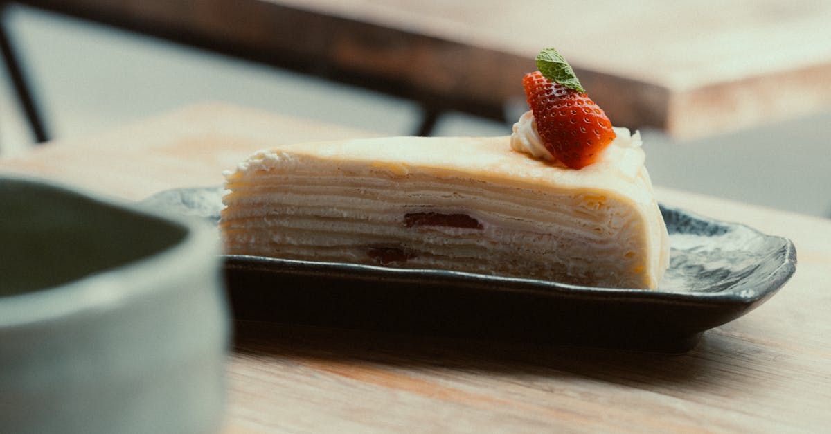 découvrez notre délicieuse recette de mille-feuille aux fraises, un dessert délicat qui marie à la perfection la légèreté de la pâte feuilletée et la fraîcheur des fraises. idéal pour épater vos invités ou vous faire plaisir, ce dessert est une explosion de saveurs et de textures en bouche.