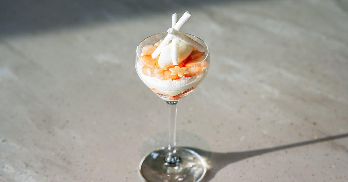 délectez vos papilles avec notre mousse aux fraises onctueuse et légère. une recette simple et gourmande qui met en valeur la douceur des fraises fraîches, parfaite pour un dessert d'été.