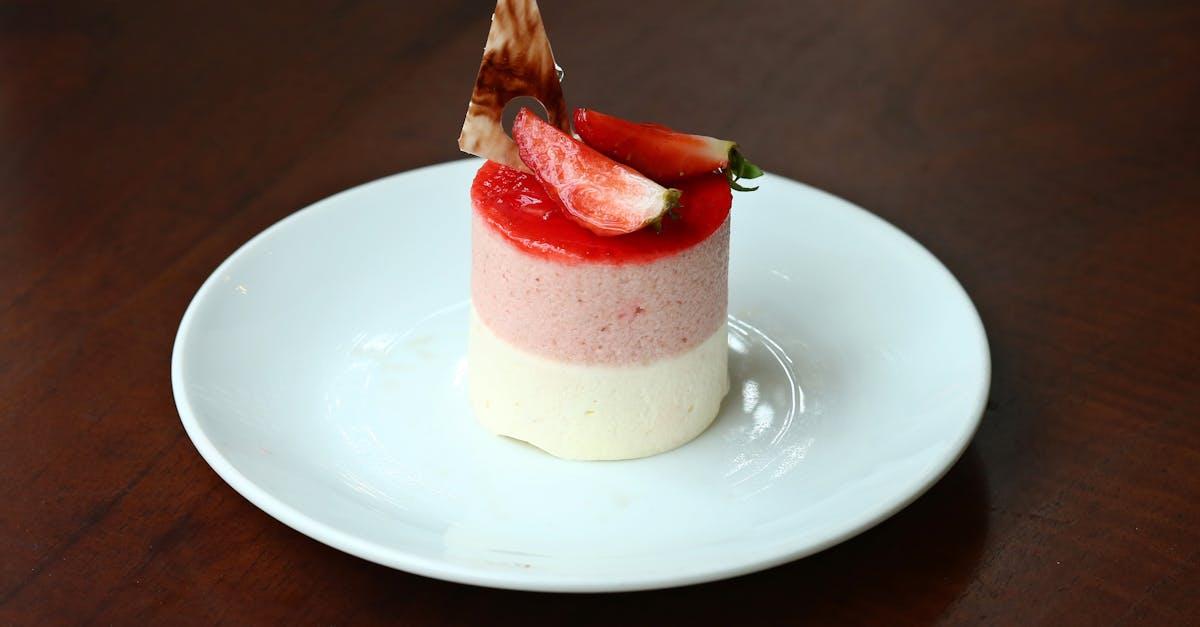 découvrez notre mousse aux fraises légère et onctueuse, idéale pour un dessert rafraîchissant et gourmand. préparée avec des fraises fraîches, cette recette facile et rapide ravira vos papilles et celles de vos invités.