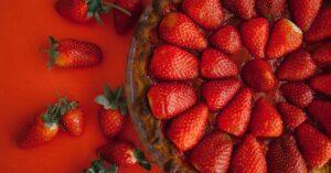 découvrez notre délicieuse tarte aux fraises, un dessert gourmand alliant une pâte croustillante et une crème onctueuse, surmontée de fraises juteuses. parfaite pour les amateurs de douceurs fruitées, à savourer lors de vos occasions spéciales ou simplement pour se faire plaisir. recette facile à réaliser, idéale pour épater vos invités!