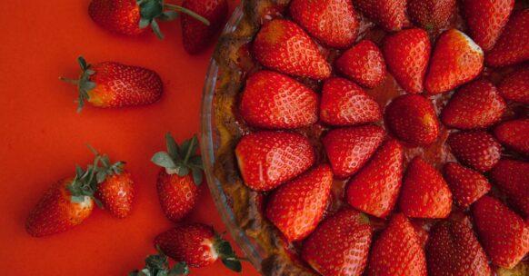 découvrez notre délicieuse tarte aux fraises, un dessert gourmand alliant une pâte croustillante et une crème onctueuse, surmontée de fraises juteuses. parfaite pour les amateurs de douceurs fruitées, à savourer lors de vos occasions spéciales ou simplement pour se faire plaisir. recette facile à réaliser, idéale pour épater vos invités!