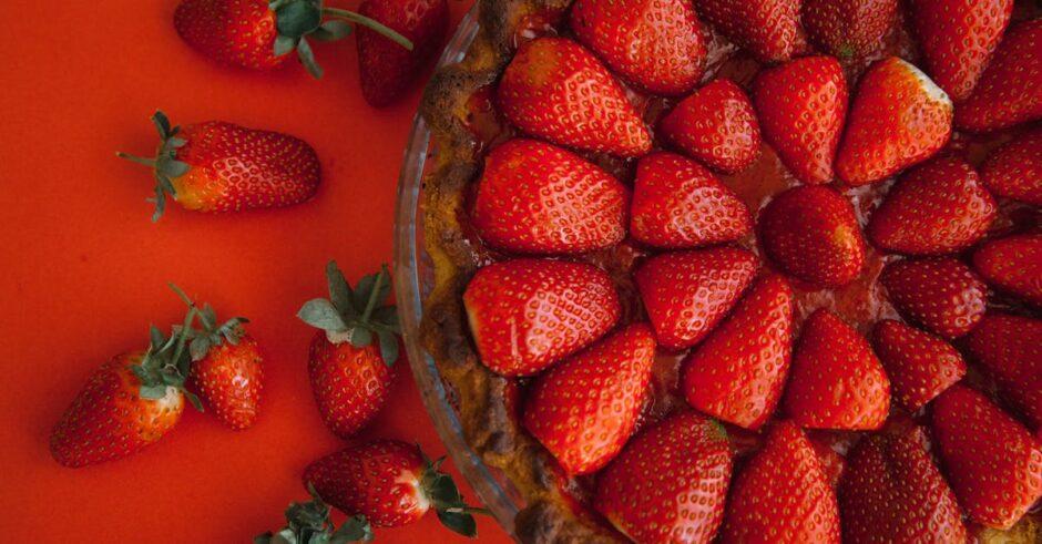 découvrez notre délicieuse tarte aux fraises, un dessert gourmand alliant une pâte croustillante et une crème onctueuse, surmontée de fraises juteuses. parfaite pour les amateurs de douceurs fruitées, à savourer lors de vos occasions spéciales ou simplement pour se faire plaisir. recette facile à réaliser, idéale pour épater vos invités!