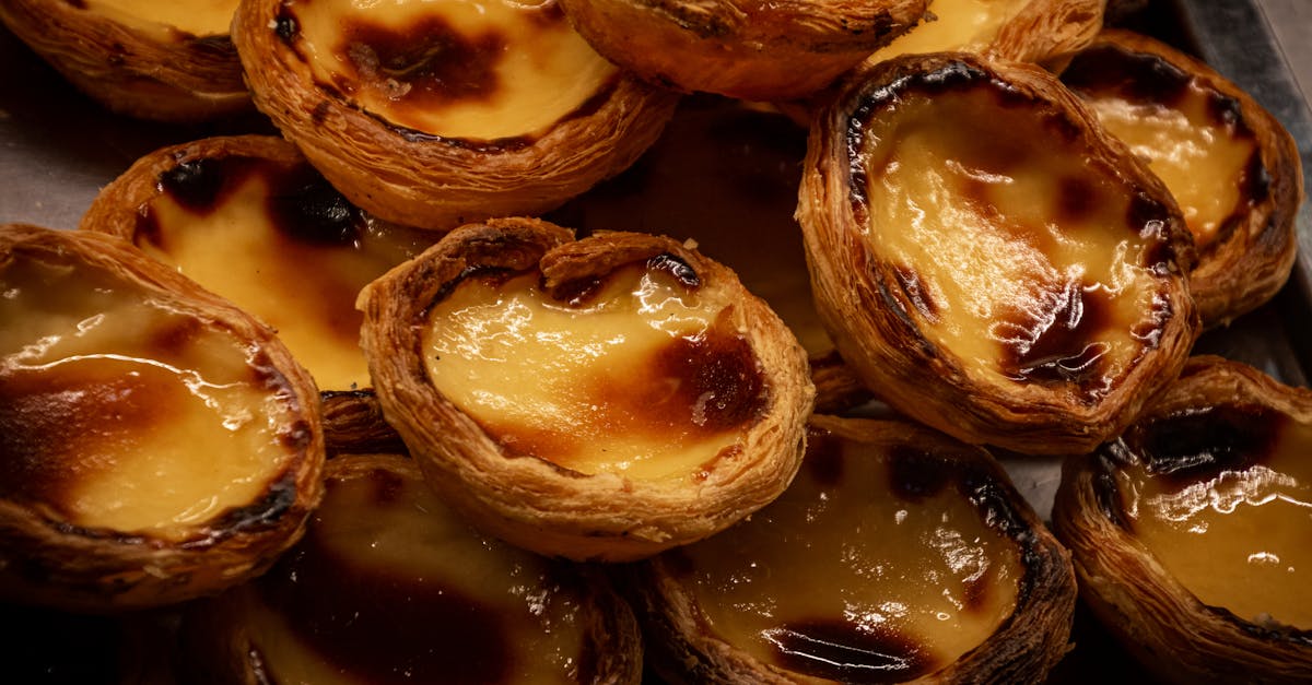 découvrez la délicieuse tarte tropézienne, un dessert emblématique de saint-tropez alliant une brioche moelleuse garnie de crème légère et parfumée. parfaite pour séduire vos papilles, elle est idéale pour un moment gourmand ensoleillé.