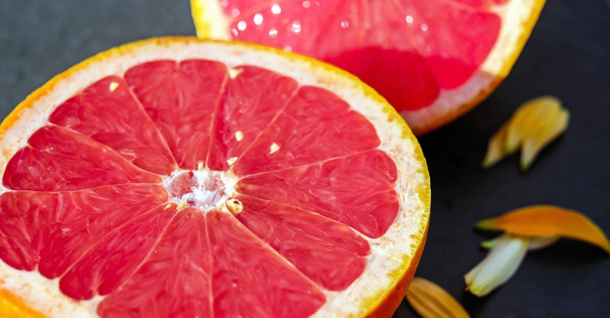 découvrez la délicieuse tarte tropézienne, un dessert emblématique de saint-tropez. avec sa crème légère et sa brioche moelleuse, cédez à la tentation d'une douceur estivale qui ravira vos papilles.