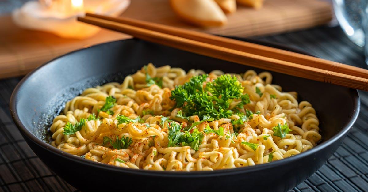 découvrez le succulent poulet teriyaki, une recette japonaise savoureuse alliant tendres morceaux de poulet marinés dans une sauce soja sucrée, parfaite pour un dîner rapide et délicieux. idéal pour épater vos invités ou se régaler en famille !