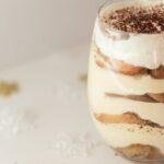 découvrez la recette authentique du tiramisu, ce délicieux dessert italien à base de mascarpone, café et biscuits savoyards. apprenez à le préparer facilement chez vous et impressionnez vos invités avec ce délice crémeux et réconfortant. parfait pour toutes les occasions !