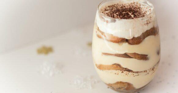 découvrez la recette authentique du tiramisu, ce délicieux dessert italien à base de mascarpone, café et biscuits savoyards. apprenez à le préparer facilement chez vous et impressionnez vos invités avec ce délice crémeux et réconfortant. parfait pour toutes les occasions !