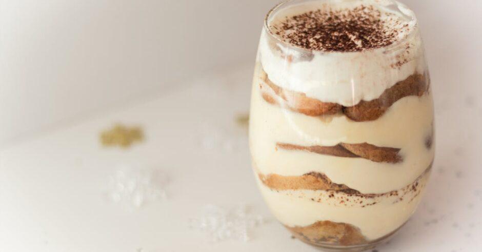 découvrez la recette authentique du tiramisu, ce délicieux dessert italien à base de mascarpone, café et biscuits savoyards. apprenez à le préparer facilement chez vous et impressionnez vos invités avec ce délice crémeux et réconfortant. parfait pour toutes les occasions !