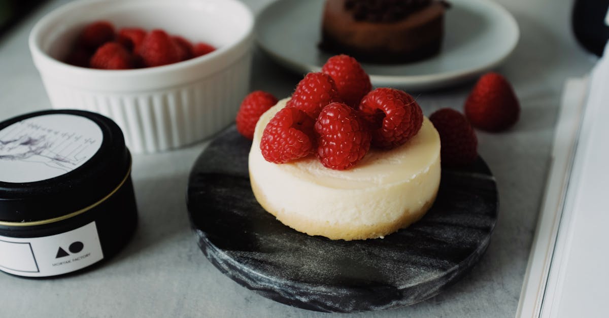 découvrez le délice irrésistible de notre forêt de framboises au chocolat blanc, une harmonie parfaite entre la douceur du chocolat blanc et l'acidité des framboises, offrant une explosion de saveurs en bouche. un dessert qui émerveillera vos papilles et séduira vos invités.