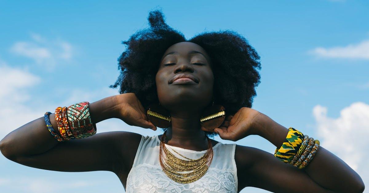 découvrez notre large sélection d'accessoires tendance pour compléter votre look. que ce soit des bijoux, sacs à main ou écharpes, trouvez l'élément parfait qui ajoutera une touche unique à votre style.