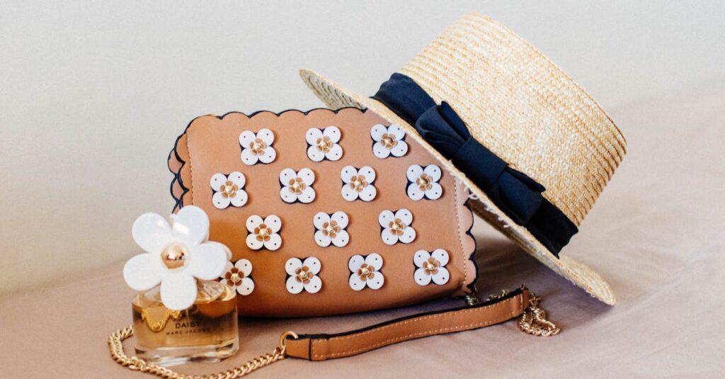 découvrez notre vaste sélection d'accessoires tendance pour toutes les occasions. des bijoux élégants aux sacs à la mode, trouvez les pièces parfaites pour compléter votre style et exprimer votre personnalité.