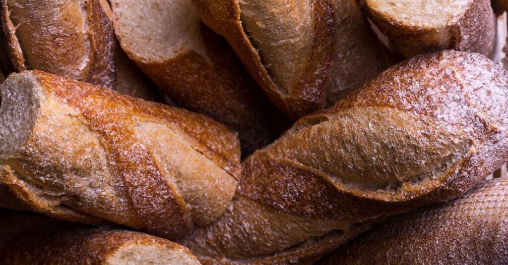 découvrez l'authenticité de la baguette française, ce pain emblématique caractérisé par sa croûte dorée et sa mie moelleuse. idéale pour accompagner vos repas ou se déguster seule, la baguette est un incontournable de la gastronomie française.