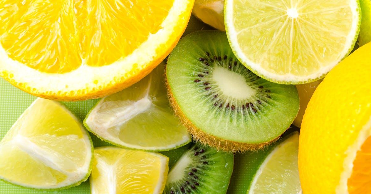 découvrez les bienfaits du kiwi, ce fruit exotique riche en vitamines et en antioxydants. apprenez à l'intégrer dans votre alimentation pour booster votre santé et savourer sa délicieuse saveur.