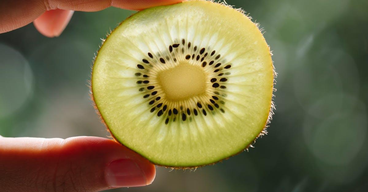 découvrez tout sur le kiwi, ce fruit exotique riche en vitamines et en saveurs. apprenez des conseils de préparation, des recettes délicieuses et les bienfaits nutritionnels du kiwi pour votre santé.