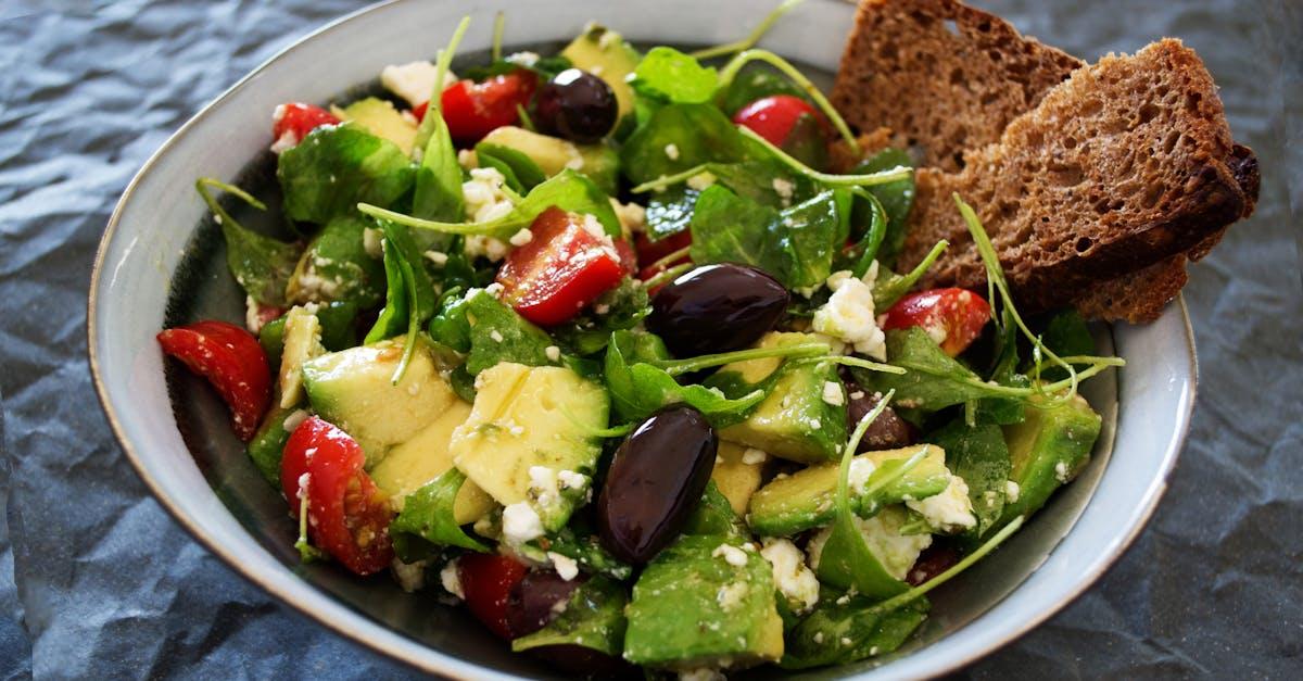 découvrez les nombreux bienfaits du régime méditerranéen pour votre santé. explorez comment ce mode alimentaire riche en fruits, légumes, céréales complètes et bonnes graisses peut améliorer votre bien-être, réduire les risques de maladies et favoriser un mode de vie équilibré.
