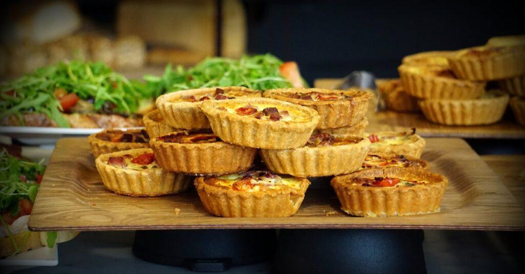 découvrez la recette parfaite de la quiche, un plat savoureux et polyvalent, idéal pour vos déjeuners en famille ou vos apéritifs entre amis. savourez cette délicieuse tarte salée, garnie d'ingrédients frais et de saison, qui ravira les papilles de tous les gourmands.