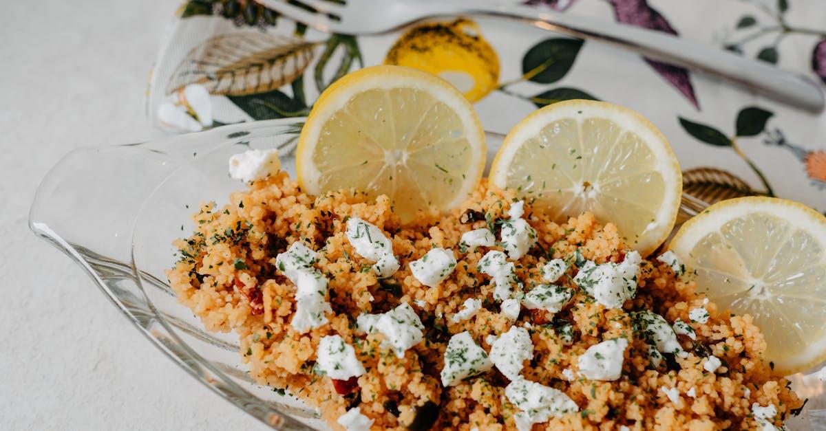découvrez tout sur le couscous : son origine, ses variétés traditionnelles et ses recettes savoureuses pour régaler petits et grands. guide complet pour réussir un couscous maison authentique !