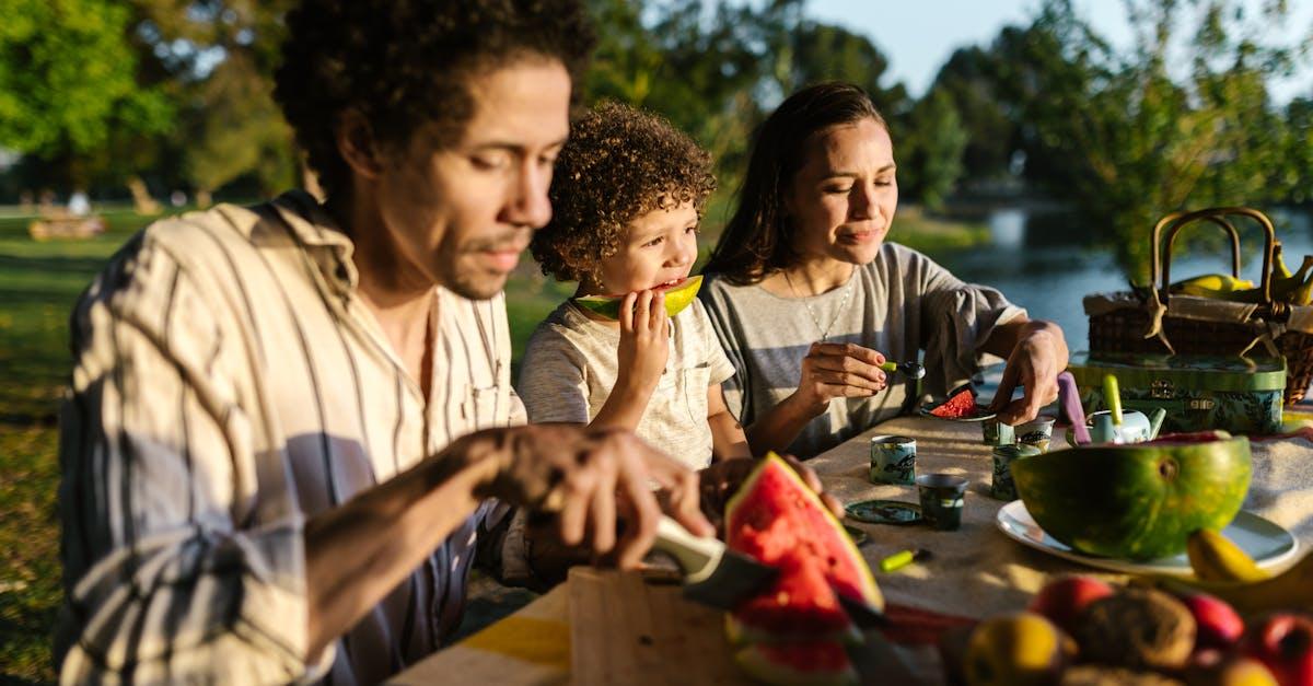 découvrez les meilleurs moments de la journée pour consommer des fruits afin d'optimiser leur bénéfice nutritionnel et de profiter pleinement de leurs bienfaits pour la santé. apprenez à intégrer ces délicieuses gourmandises dans votre alimentation quotidienne !