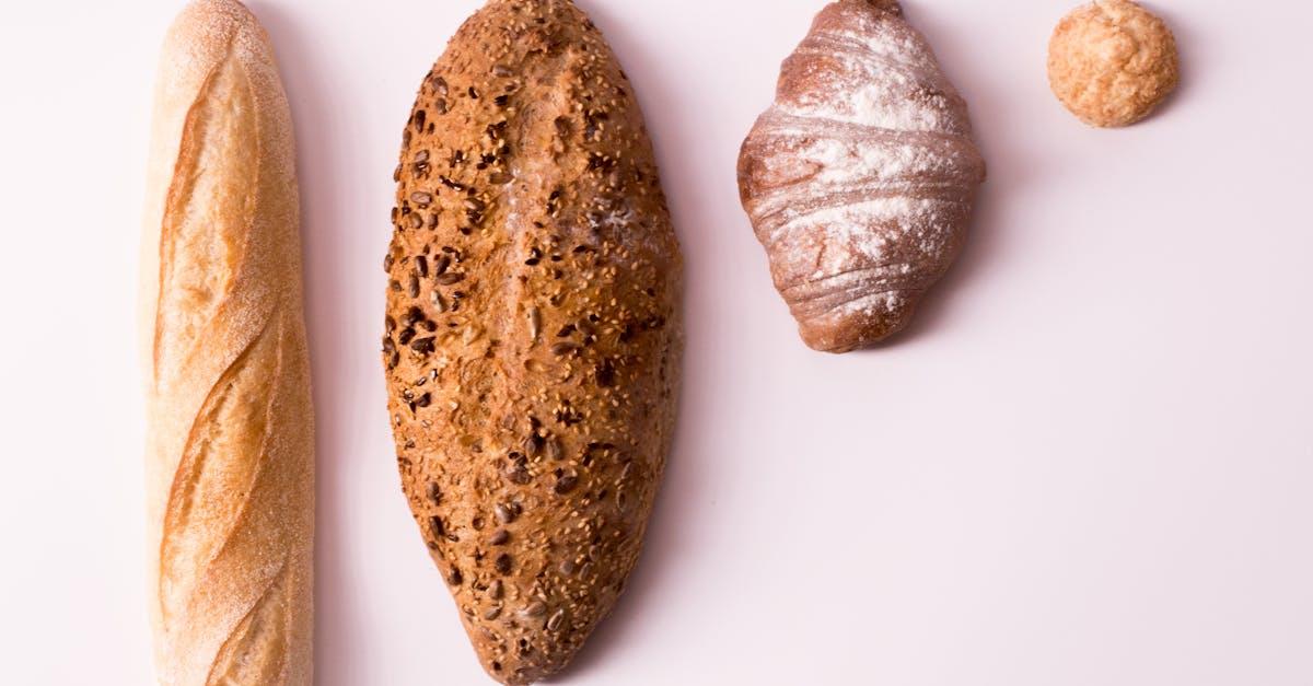 découvrez l’irrésistible croissant, viennoiserie emblématique à la texture feuilletée et au goût beurré, parfait pour le petit-déjeuner ou une pause gourmande.
