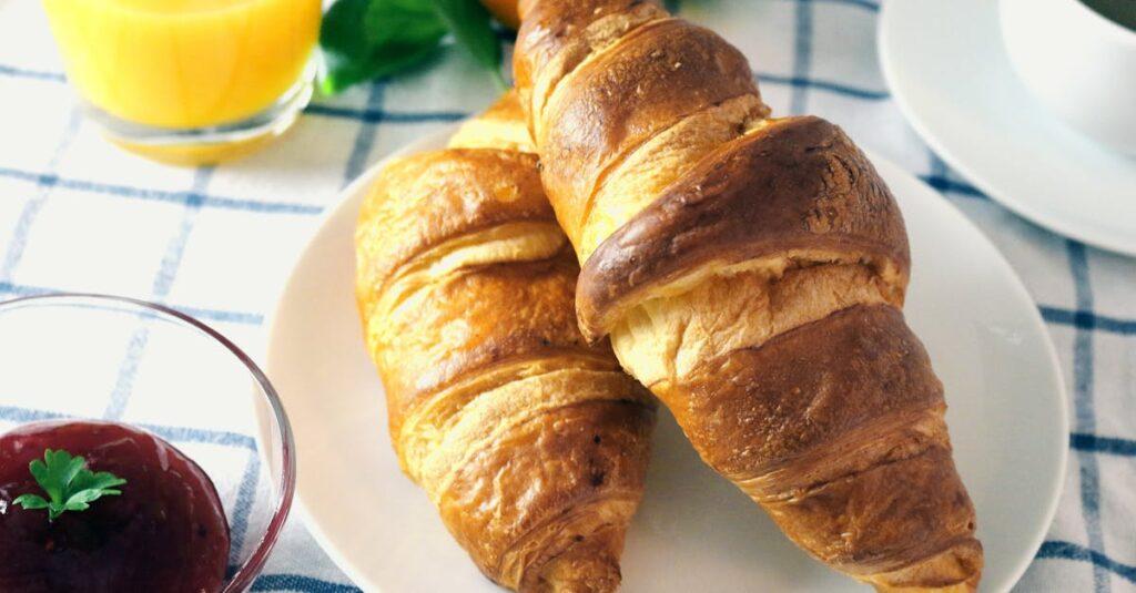 découvrez tout sur le croissant : histoire, recette traditionnelle, astuces de préparation et conseils pour savourer ce classique de la viennoiserie française.