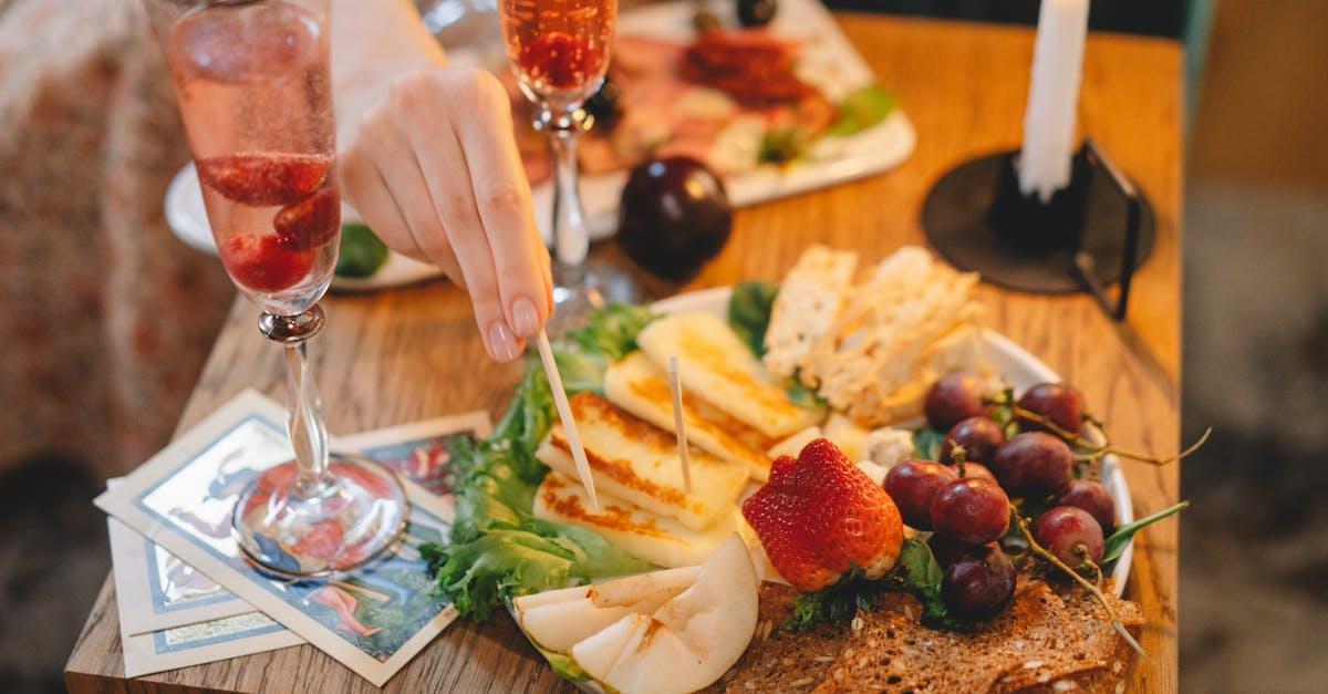 découvrez tout sur les poires : variétés, bienfaits pour la santé, conseils de dégustation et idées de recettes pour savourer ce fruit doux, juteux et sucré toute l'année.