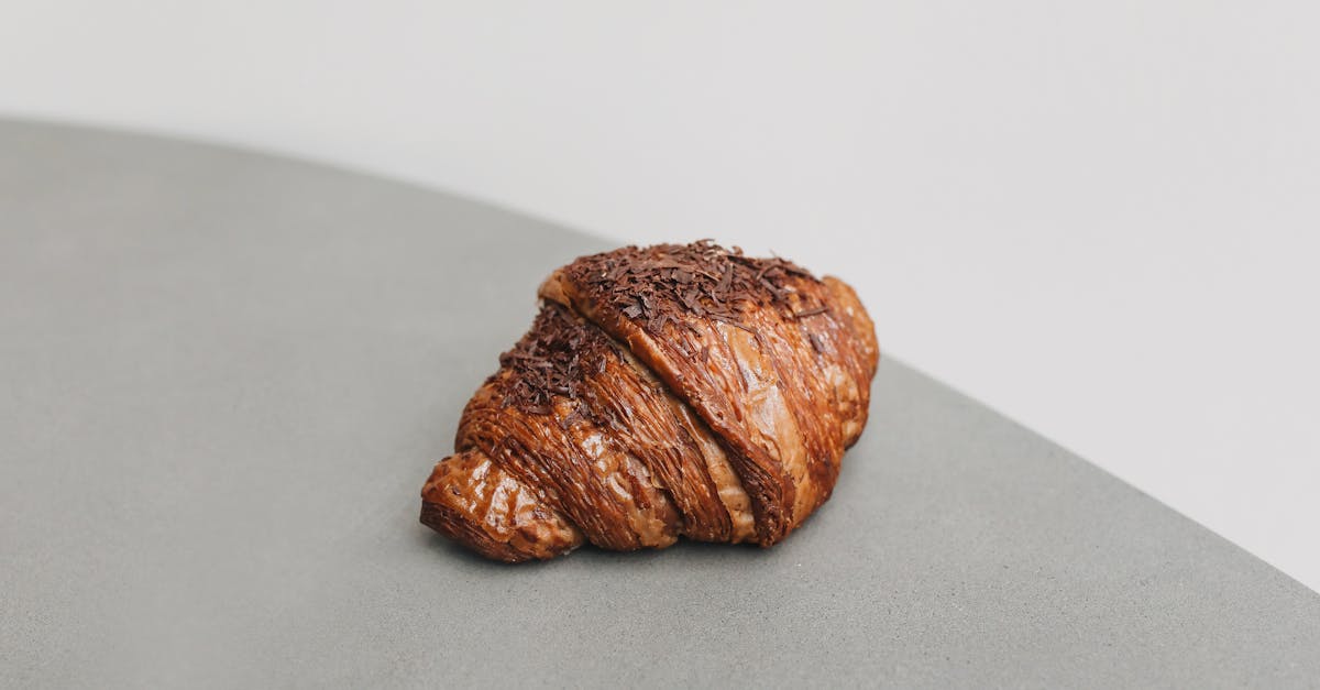 découvrez le délicieux croissant au chocolat, une viennoiserie légère et croustillante garnie de chocolat fondant. parfait pour le petit-déjeuner ou une pause gourmande !