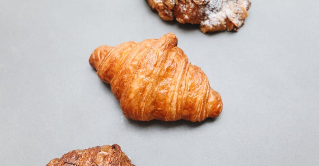 découvrez le délicieux croissant au chocolat, une pâtisserie gourmande au feuilletage doré, fourré de chocolat fondant pour une pause sucrée irrésistible.