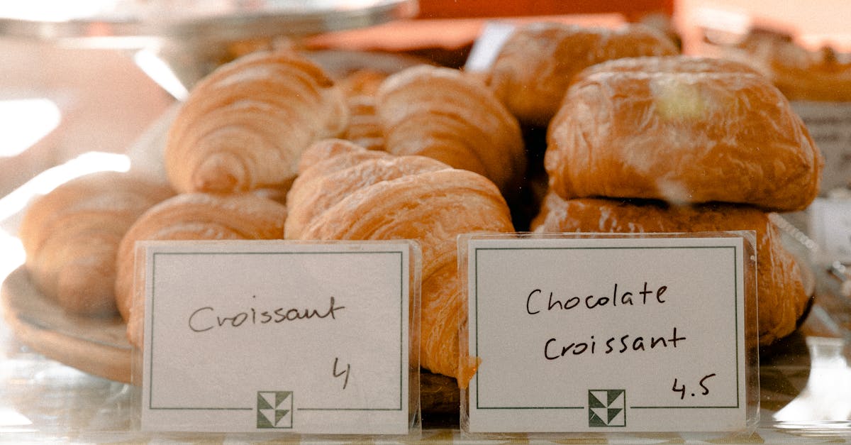 découvrez le délicieux croissant au chocolat, une viennoiserie gourmande alliant pâte feuilletée légère et cœur fondant au chocolat, idéale pour le petit-déjeuner ou une pause sucrée.