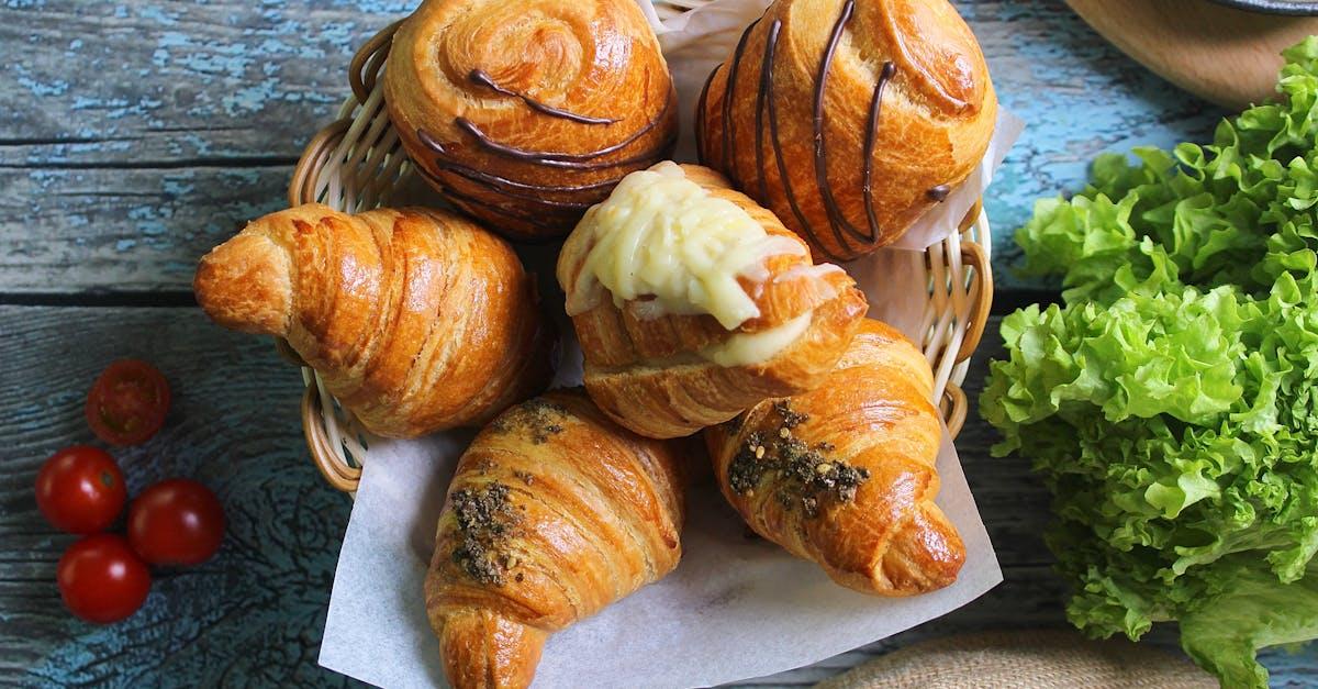 découvrez le véritable goût du chocolat avec notre délicieux croissant au chocolat, une viennoiserie gourmande au feuilletage croustillant et à la garniture fondante. parfait pour le petit-déjeuner ou une pause sucrée.