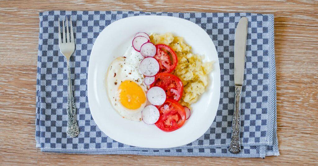 découvrez comment préparer un œuf au plat parfait : astuces de cuisson, conseils pour réussir le jaune coulant et idées de présentation savoureuses pour votre petit-déjeuner.