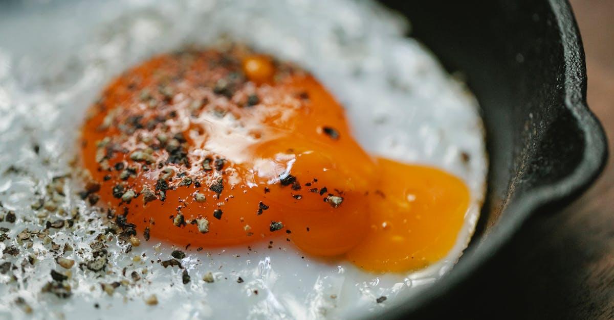 découvrez comment préparer facilement un œuf au plat parfait, avec des astuces pour une cuisson idéale et des suggestions pour accompagner ce classique du petit-déjeuner.
