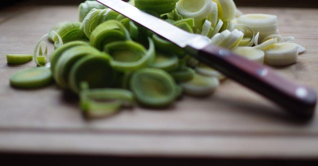 découvrez tout sur les poireaux : bienfaits, astuces de cuisine, idées recettes et conseils pour bien les choisir et les conserver. un légume savoureux et sain à intégrer à votre alimentation !