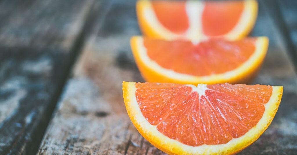 découvrez l’orange, un fruit juteux et plein de vitamines, apprécié pour sa saveur sucrée et acidulée. idéale pour la santé, l’orange accompagne vos petits-déjeuners et desserts, tout en apportant fraîcheur et énergie à votre quotidien.