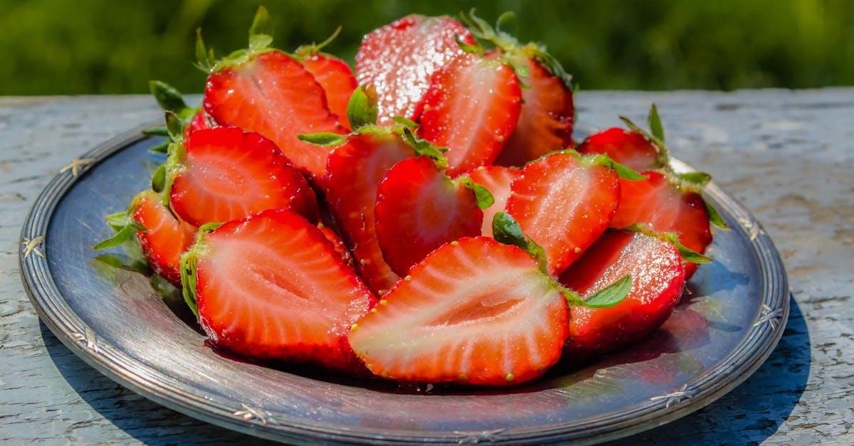 découvrez tout sur la fraise : bienfaits pour la santé, astuces de dégustation, idées de recettes et conseils pour choisir et conserver ce fruit savoureux toute l'année.