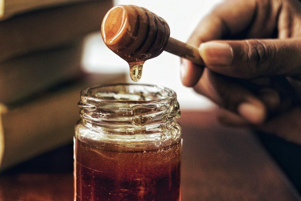 Pourquoi choisir un miel français de qualité change tout honey jar with honey comb