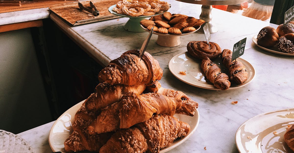 découvrez notre délicieux croissant au chocolat, une viennoiserie gourmande au beurre, parfaite pour un petit-déjeuner ou une pause sucrée.