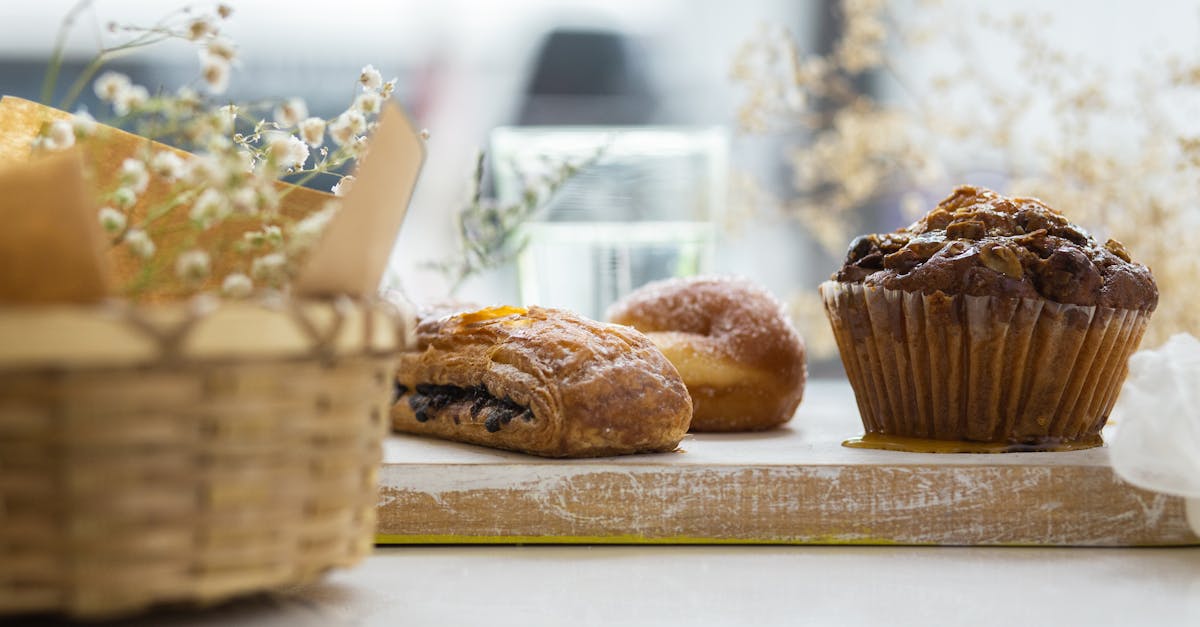 découvrez notre délicieux croissant au chocolat, une pâtisserie française classique faite avec une pâte feuilletée beurrée et garnie de chocolat fondant, parfaite pour un petit-déjeuner gourmand ou une pause sucrée.
