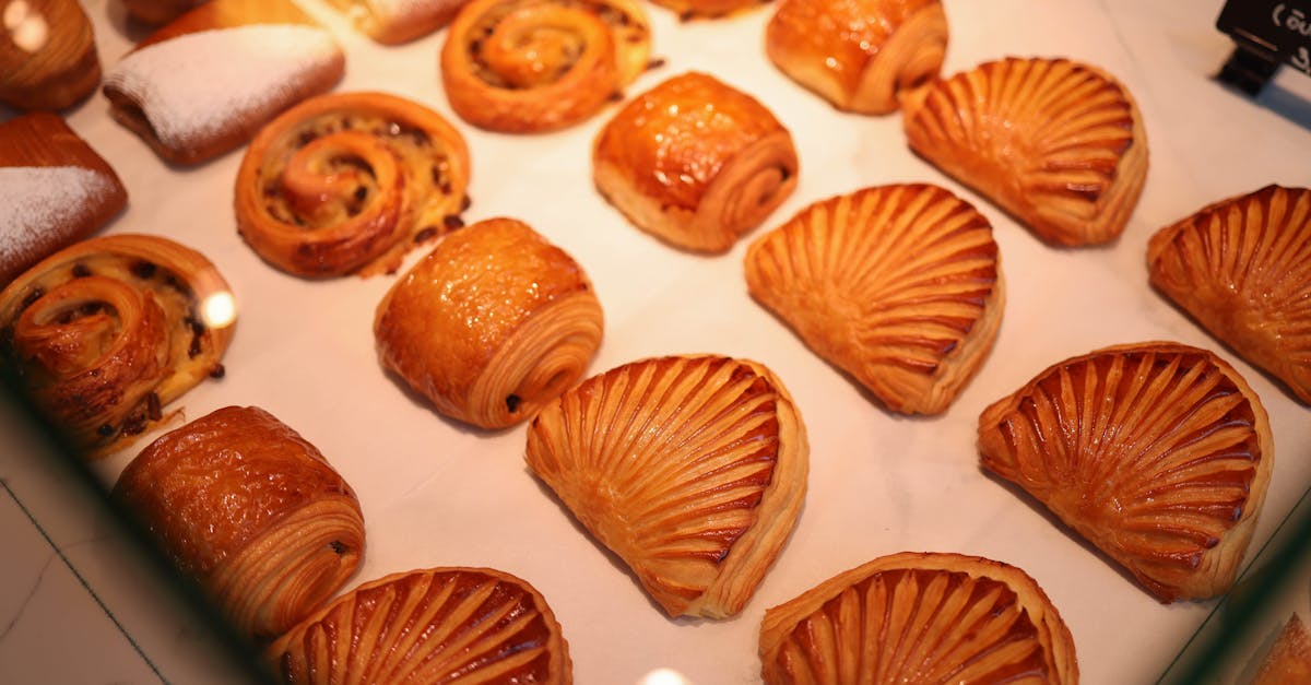 découvrez notre délicieux croissant au chocolat, une viennoiserie fondante et croustillante parfaite pour un petit-déjeuner gourmand ou une pause sucrée.