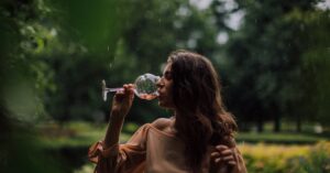 découvrez l'art de l'appréciation du vin rouge : conseils, dégustation et accords pour savourer pleinement chaque bouteille.