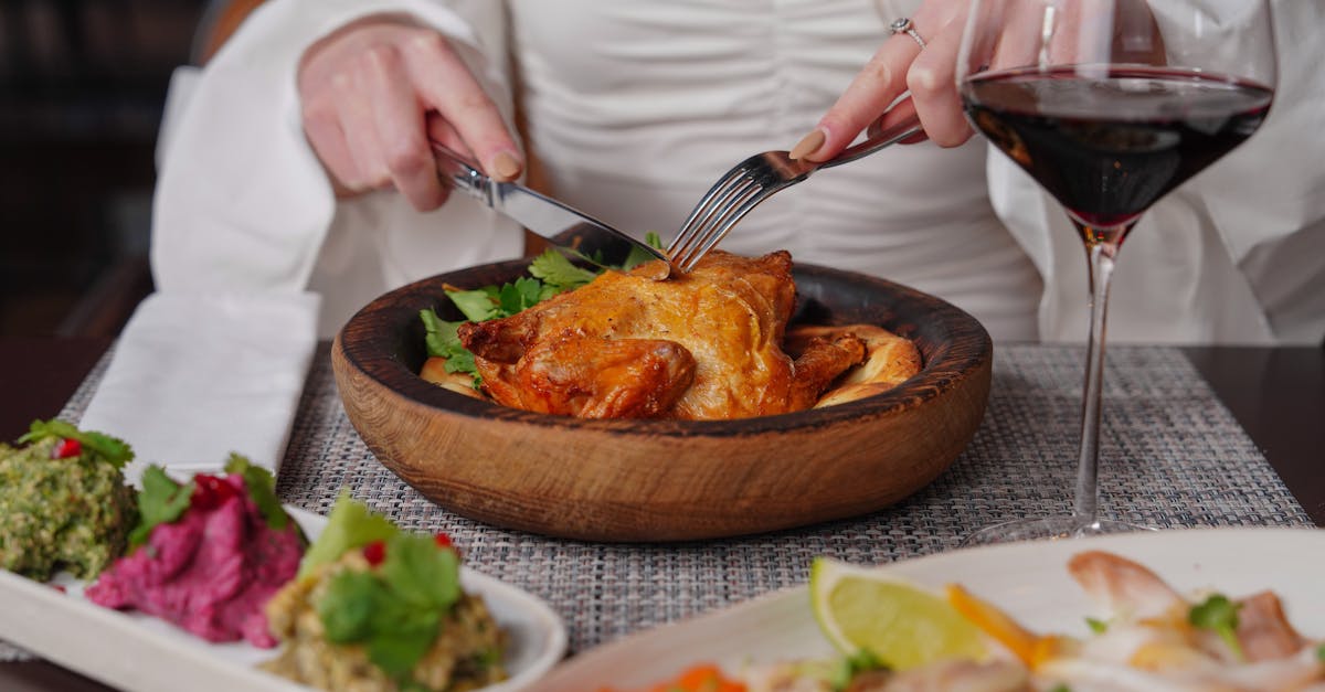 découvrez notre recette simple et savoureuse de poulet rôti, parfaite pour un repas convivial en famille ou entre amis.