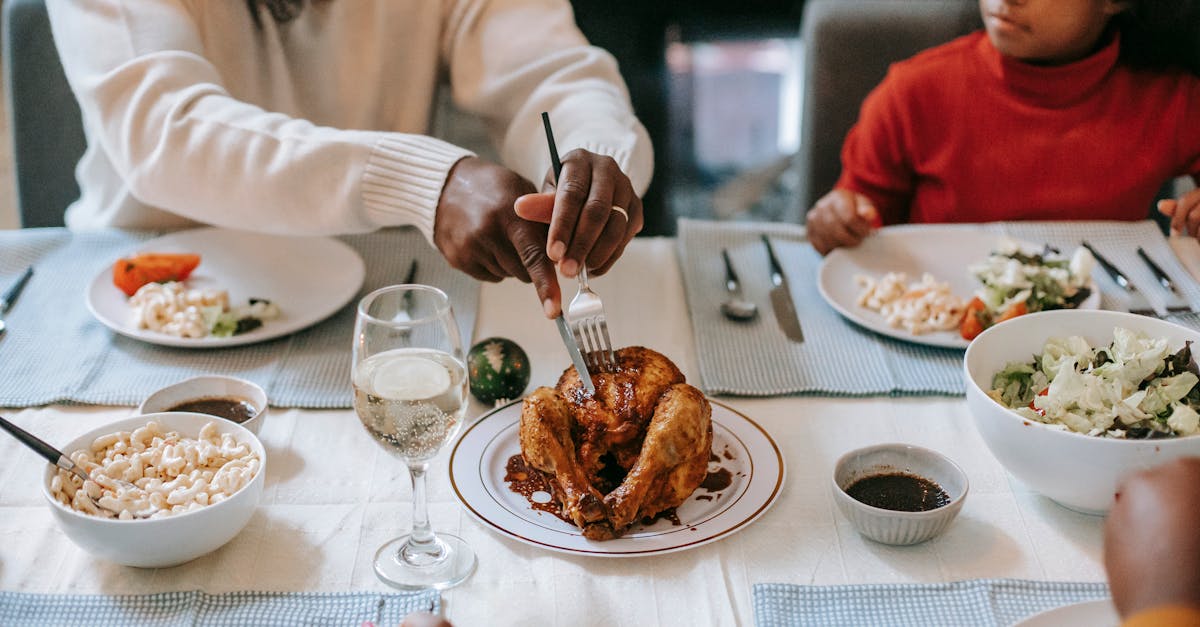 recette facile et savoureuse de poulet rôti, doré à la perfection avec des herbes aromatiques pour un repas convivial et gourmand.