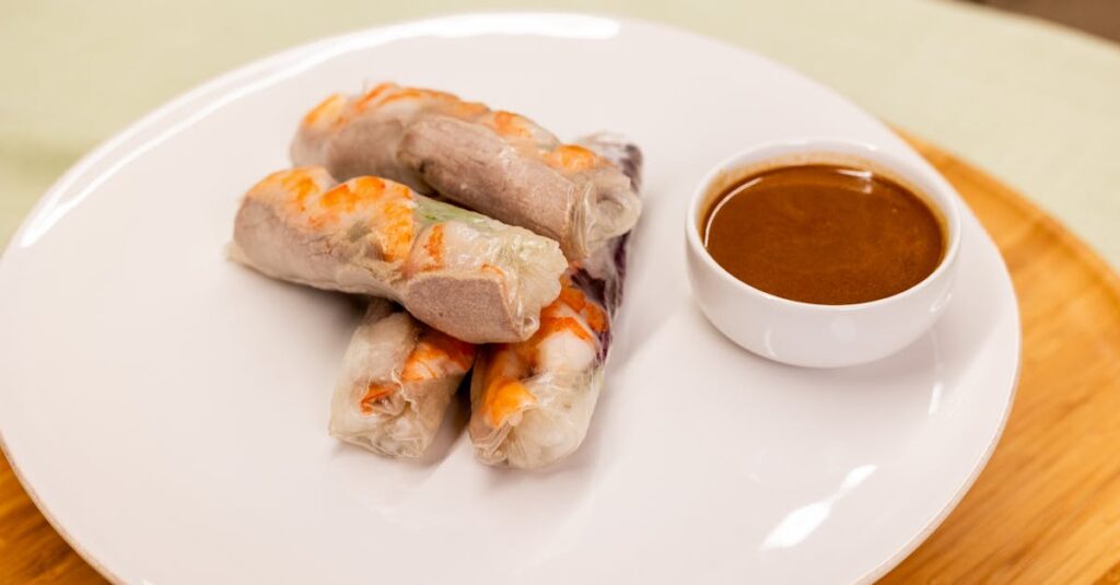 découvrez nos délicieuses recettes de spring rolls, des rouleaux frais et croquants idéals pour un apéritif léger et savoureux.